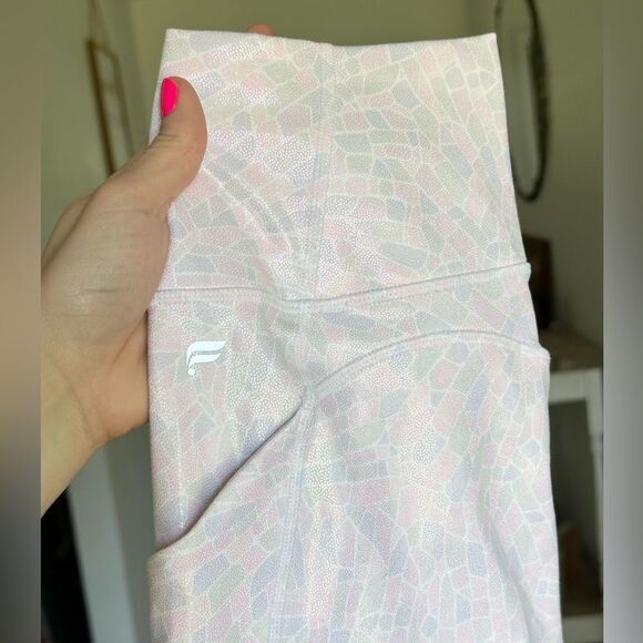 Fabletics Oasis Iridescent Sparkle High Waisted Pure Luxe 7/8 Pocket Leggings - Picture 4 of 6